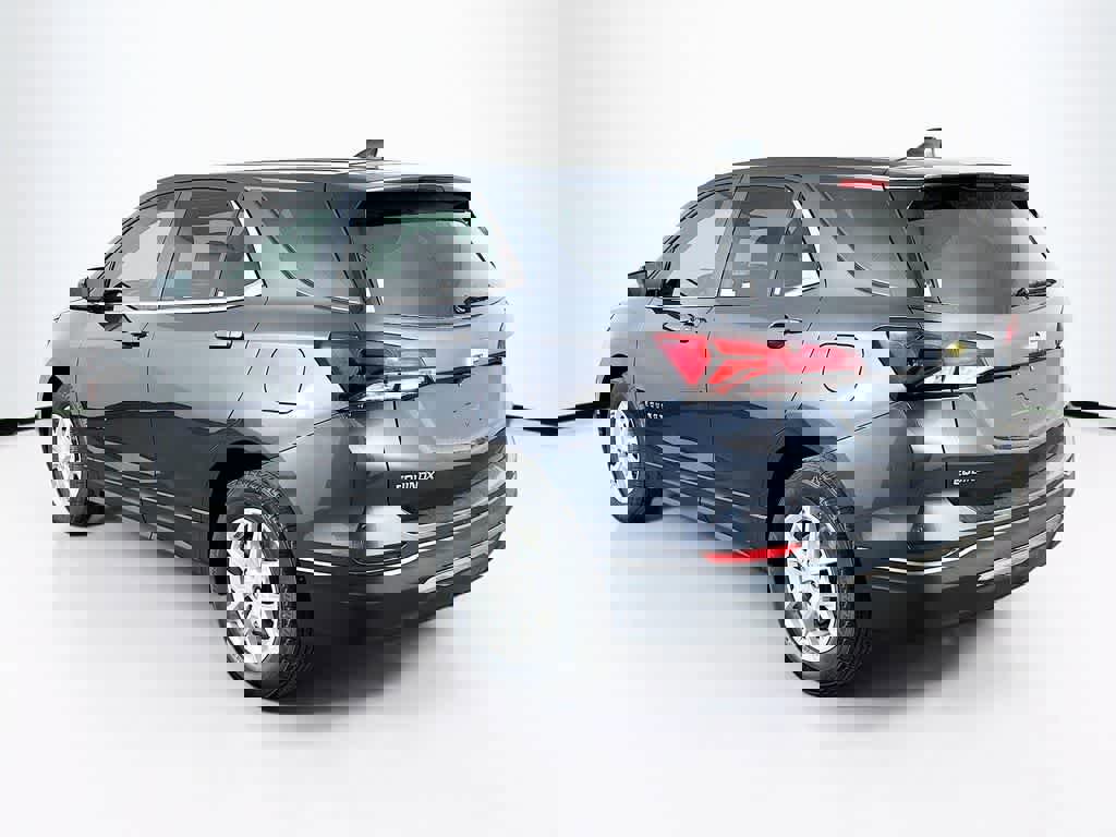 Used 2023 Chevrolet Equinox LT image 3