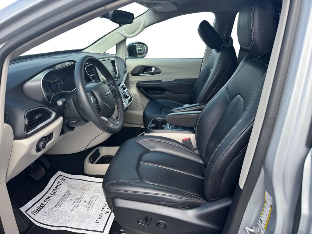 Used 2024 Chrysler Pacifica Touring-L image 11