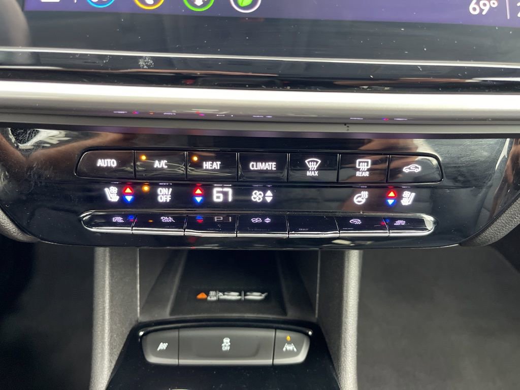 Used 2022 Chevrolet Bolt EUV LT w/ Convenience Package image 11