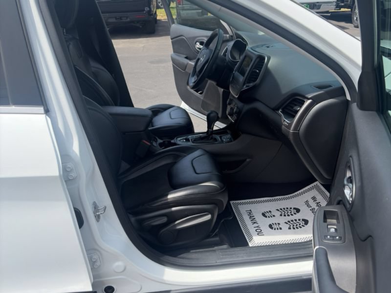 Used 2019 Jeep Cherokee Latitude Plus FWD image 23