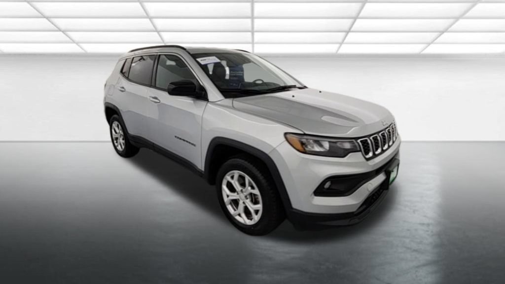 Used 2024 Jeep Compass Latitude AWD/4WD image 9