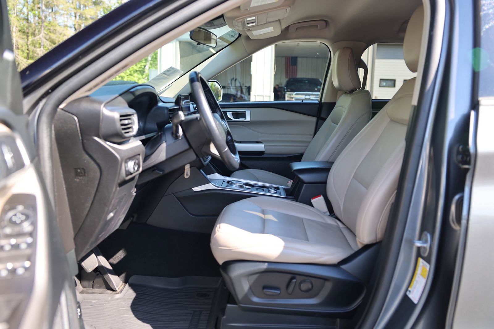 Certified 2023 Ford Explorer XLT w/ Equipment Group 202A AWD/4WD image 18
