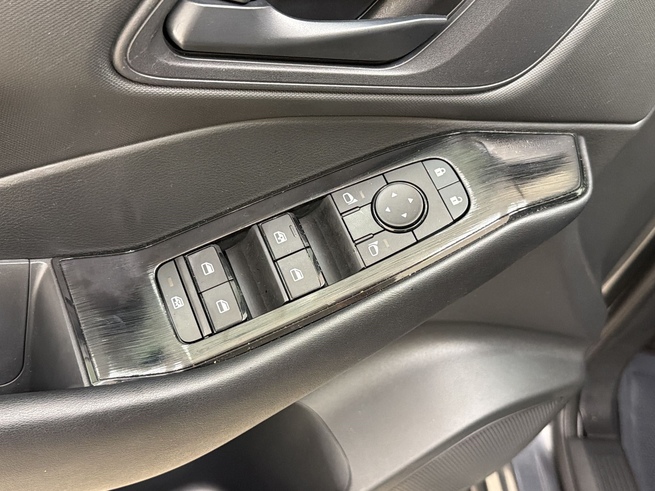 Used 2025 Nissan Rogue S AWD/4WD image 26