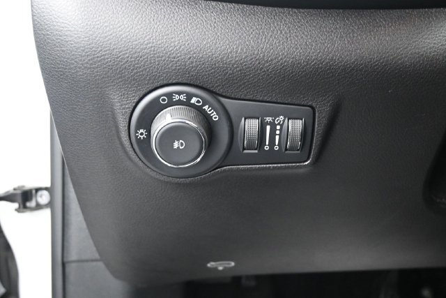 Used 2025 Jeep Compass Latitude w/ Sun & Sound Group AWD/4WD image 8