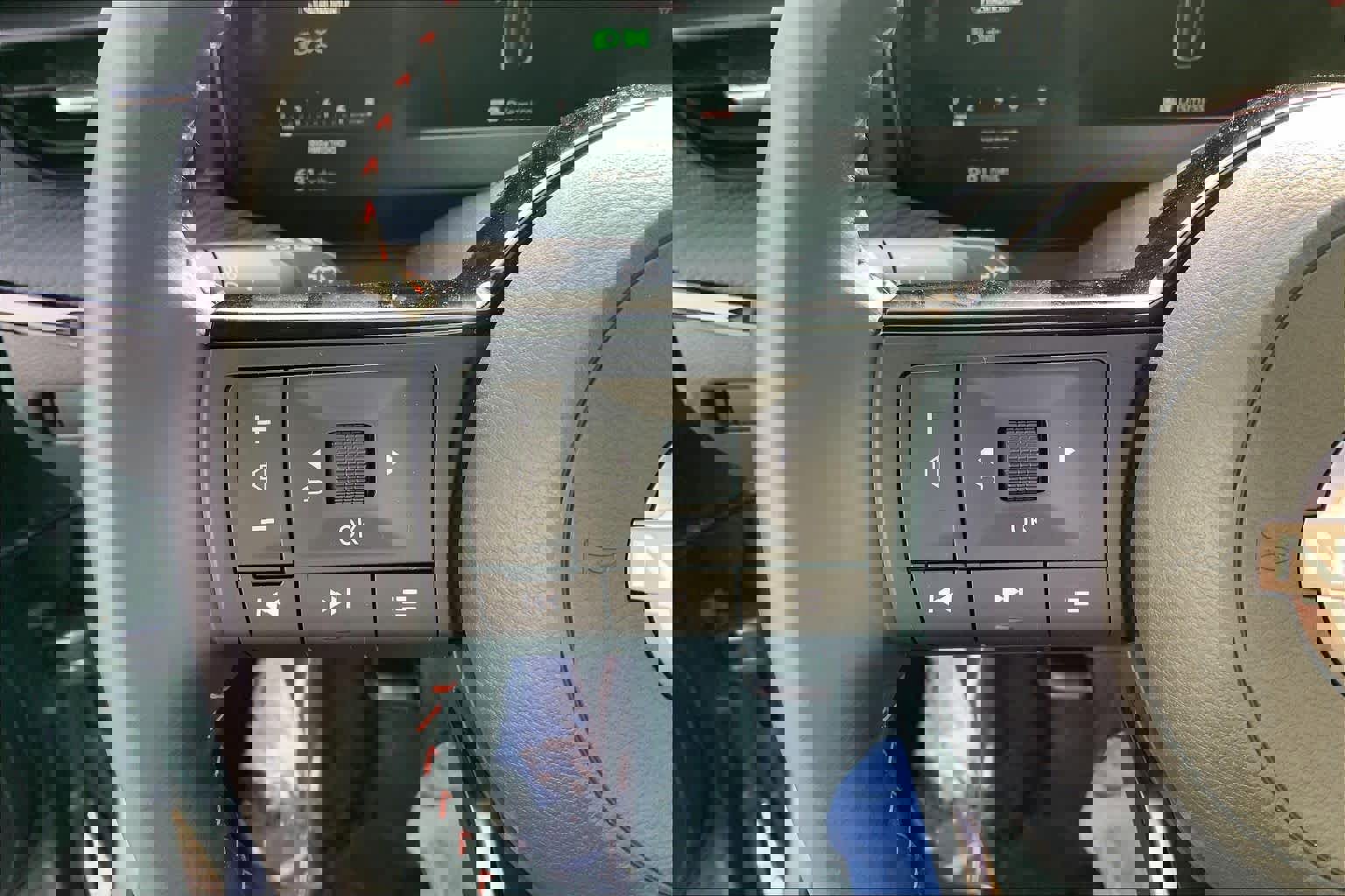 Used 2025 Nissan Kicks SR w/ Interior Electronics Package image 23