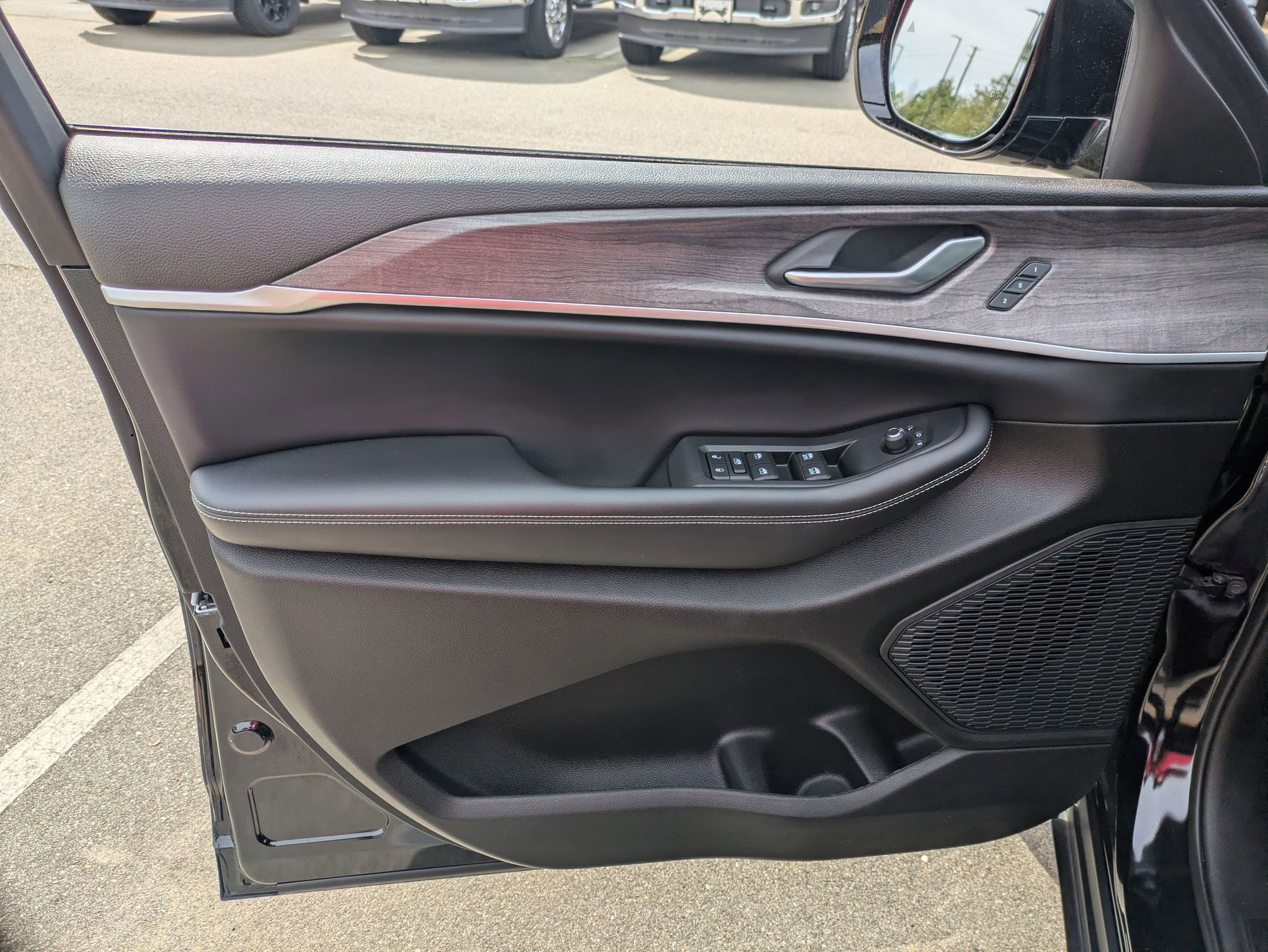 Used 2023 Jeep Grand Cherokee Limited w/ Luxury Tech Group II AWD/4WD image 15