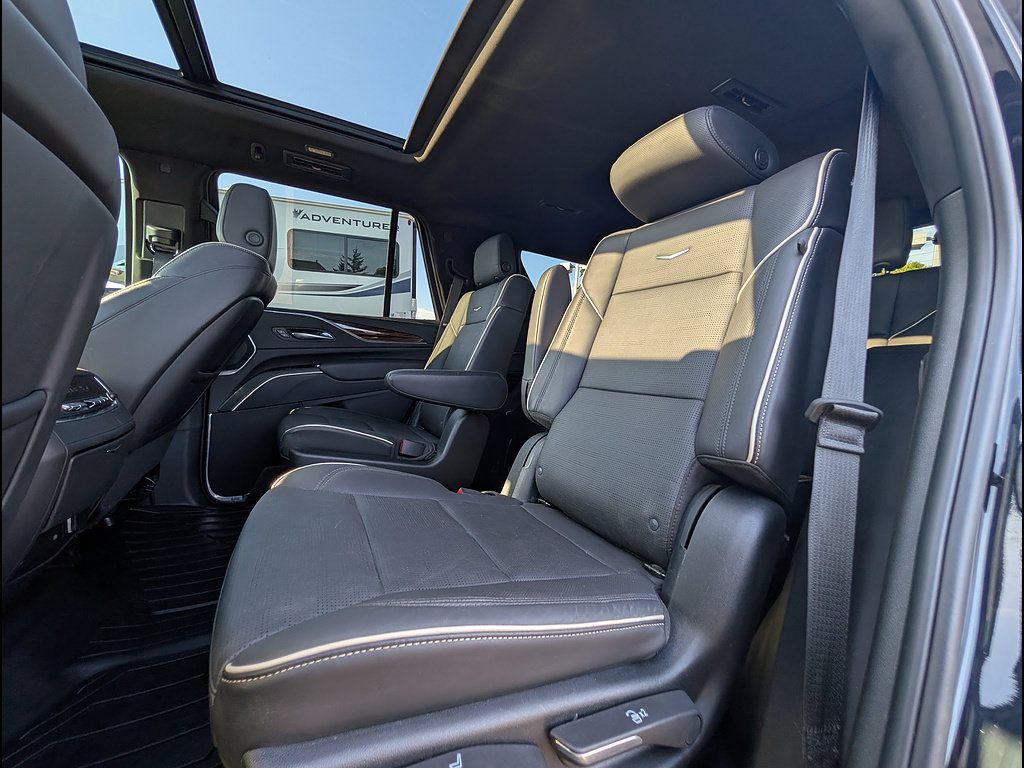 Used 2023 Cadillac Escalade Premium Luxury AWD/4WD image 31