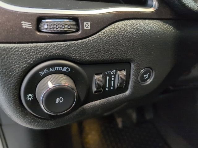Used 2022 Jeep Cherokee Trailhawk w/ Trailhawk Elite Value Package AWD/4WD image 17