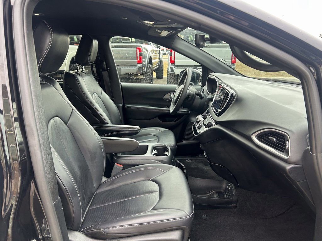 Used 2025 Chrysler Pacifica Select image 19