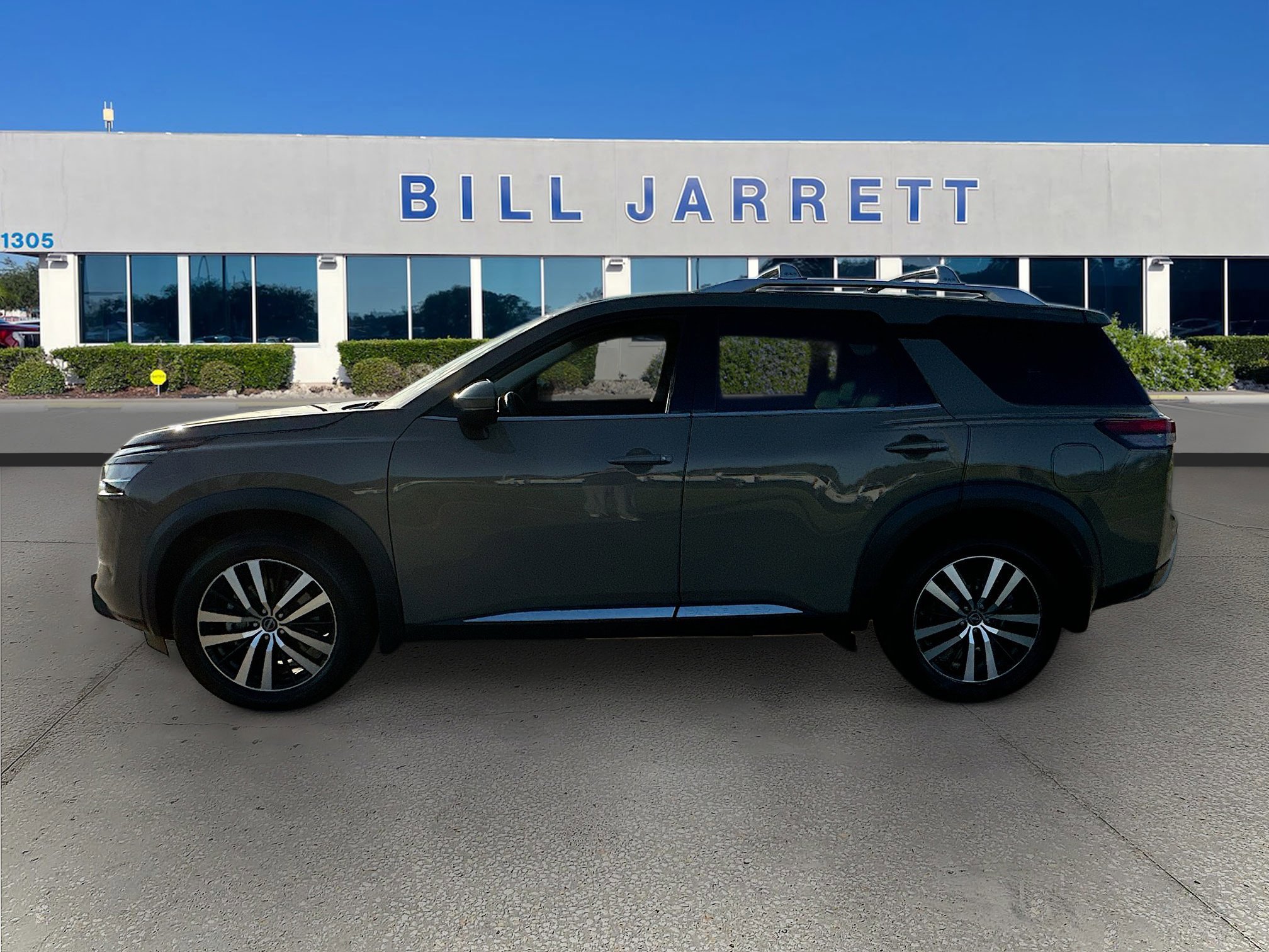 Used 2023 Nissan Pathfinder Platinum w/ Cargo Package image 2