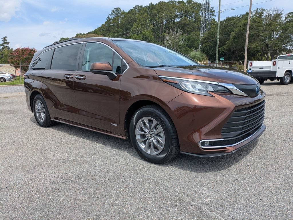 Used 2021 Toyota Sienna XLE AWD/4WD image 1