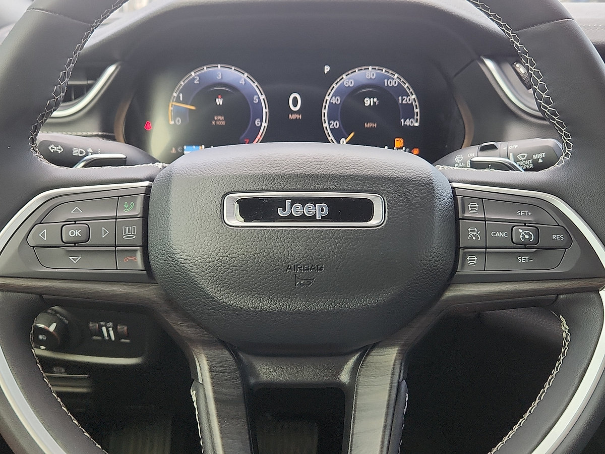 Used 2024 Jeep Grand Cherokee Limited w/ Luxury Tech Group II RWD image 11