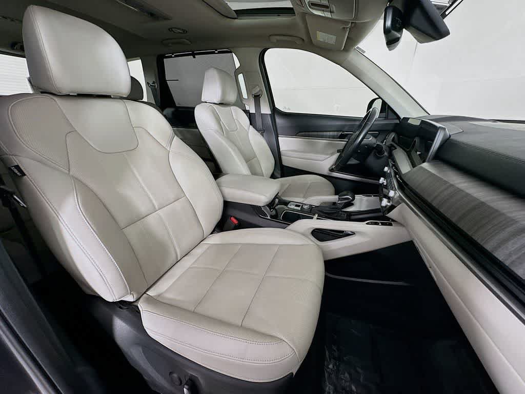Used 2024 Kia Telluride EX w/ EX Captain's Chair Package FWD image 13