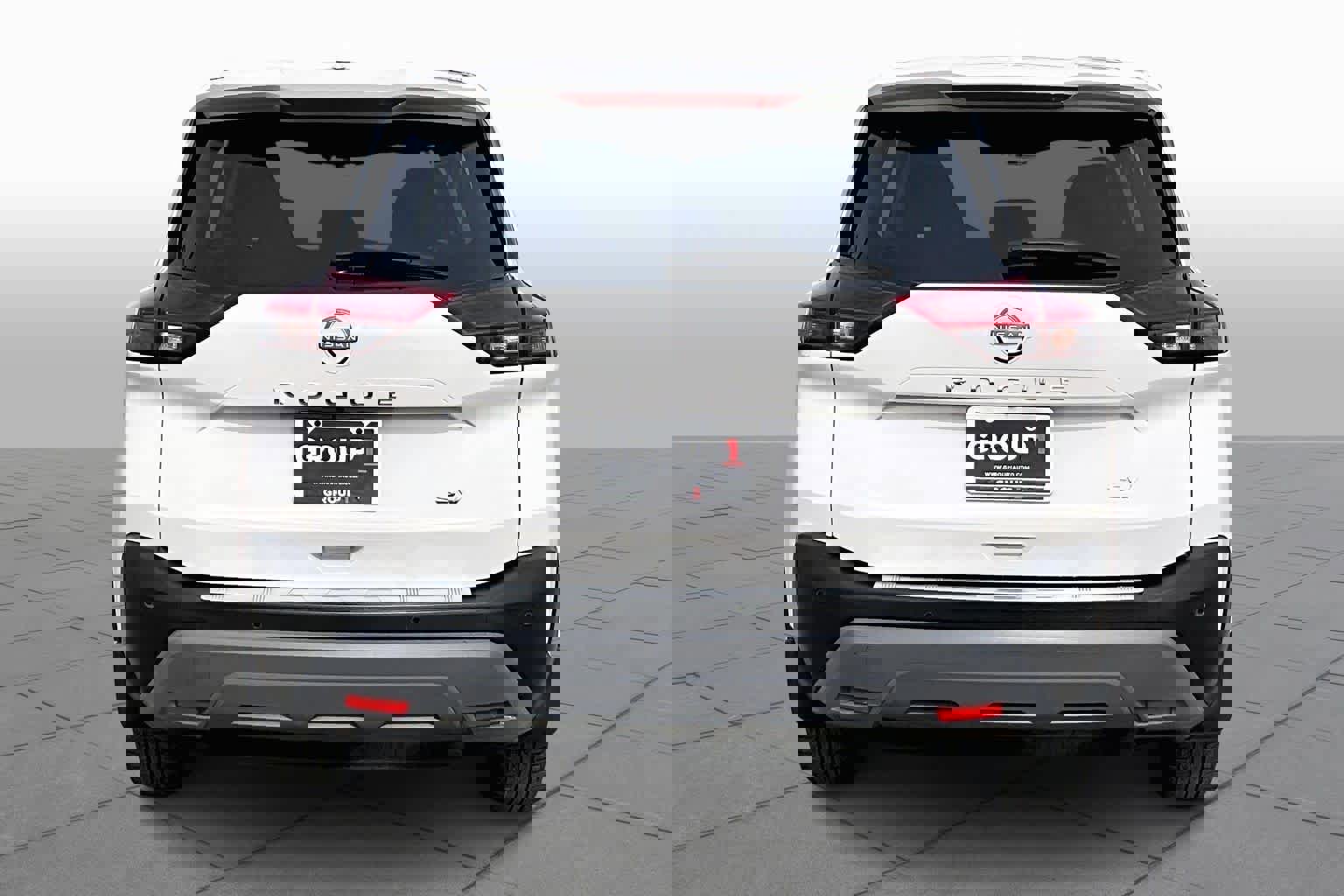 Used 2023 Nissan Rogue SV image 3