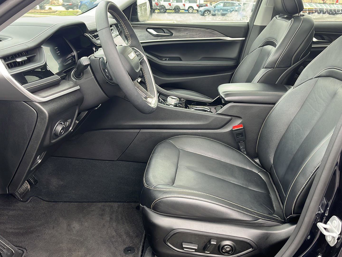 Used 2023 Jeep Grand Cherokee Limited w/ Black Appearance Package image 11