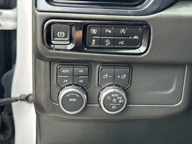 Used 2025 GMC Yukon AT4 w/ AT4 Premium Package AWD/4WD image 21
