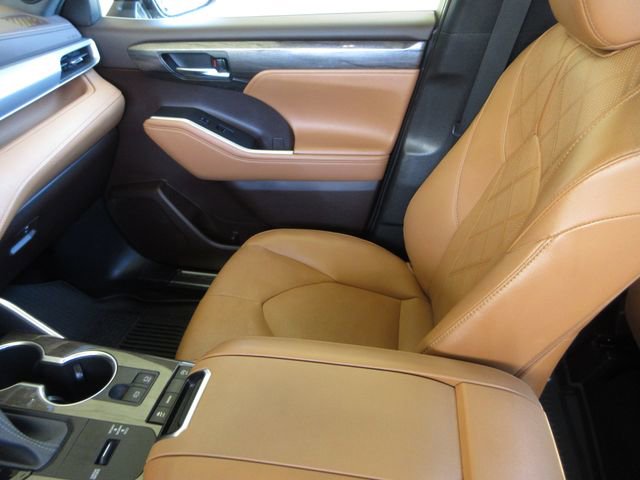 Used 2022 Toyota Highlander Platinum FWD image 23