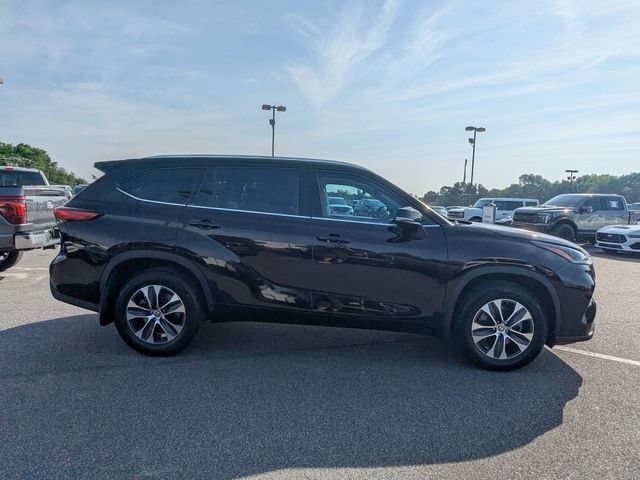 Used 2021 Toyota Highlander XLE AWD/4WD image 2