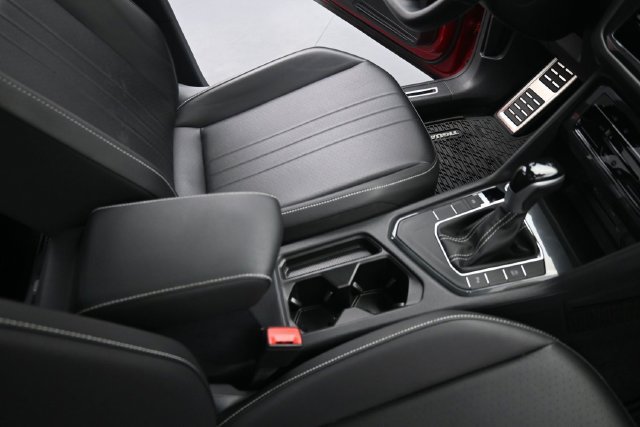 Used 2024 Volkswagen Tiguan SE R-Line FWD image 17