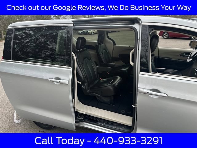 Used 2023 Chrysler Pacifica Touring-L FWD image 19