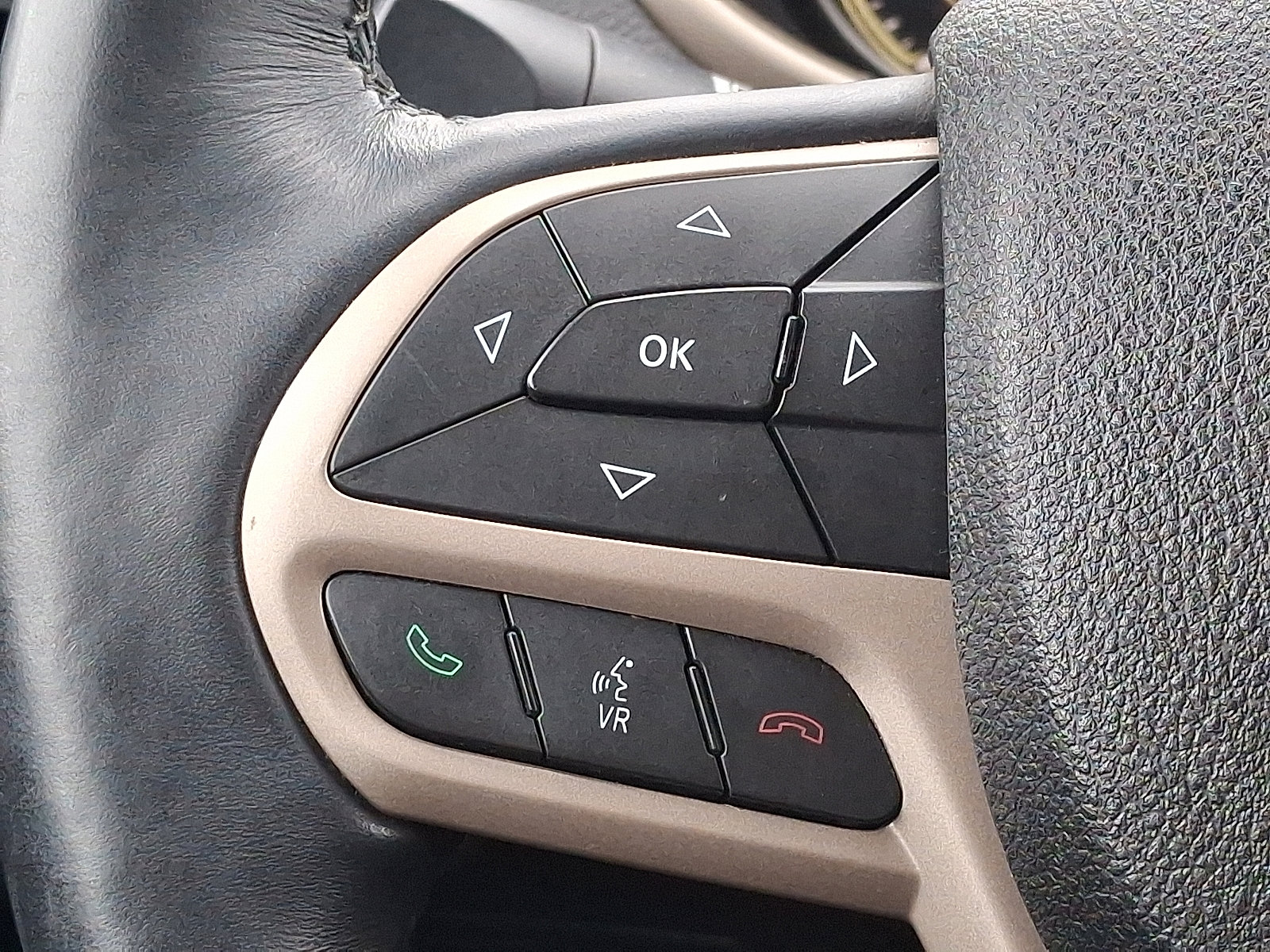 Used 2017 Jeep Cherokee Latitude w/ Cold Weather Group image 20