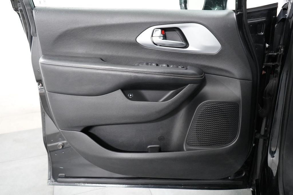 Used 2020 Chrysler Pacifica Touring-L w/ S Appearance Package FWD image 28