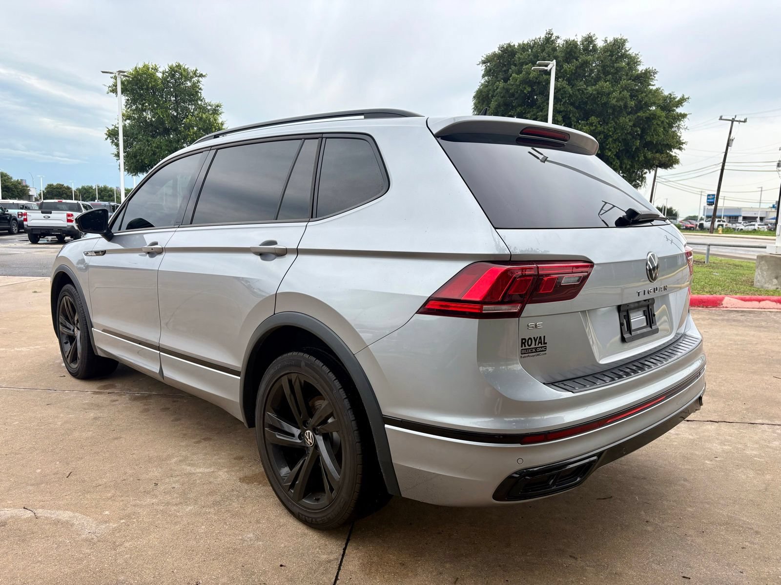 Used 2023 Volkswagen Tiguan SE R-Line FWD image 6