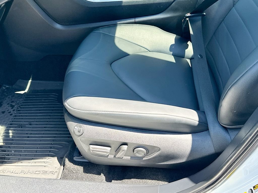 Used 2025 Toyota Highlander XLE AWD/4WD image 9