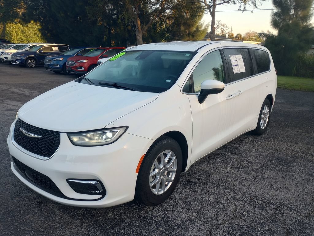 Used 2023 Chrysler Pacifica Touring-L FWD image 3