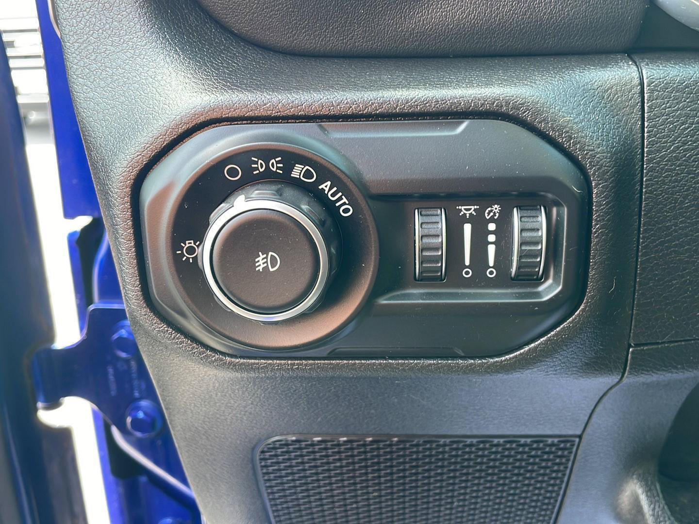 Used 2020 Jeep Wrangler Unlimited Sahara AWD/4WD image 12