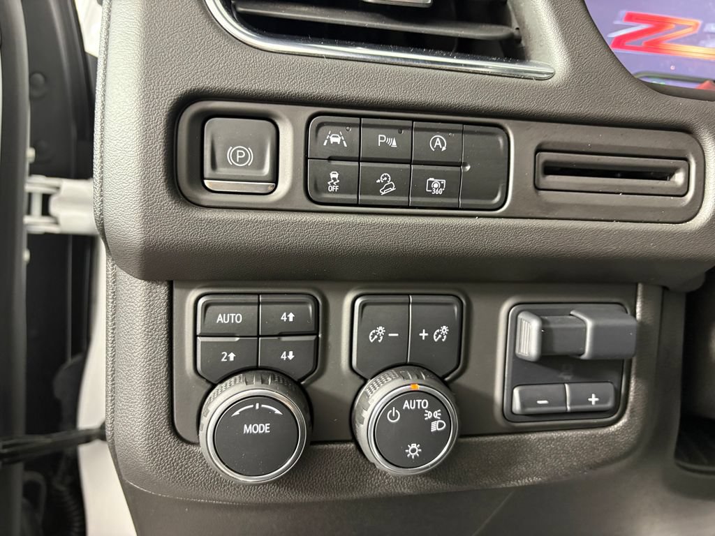Used 2023 Chevrolet Tahoe Z71 w/ Luxury Package AWD/4WD image 14