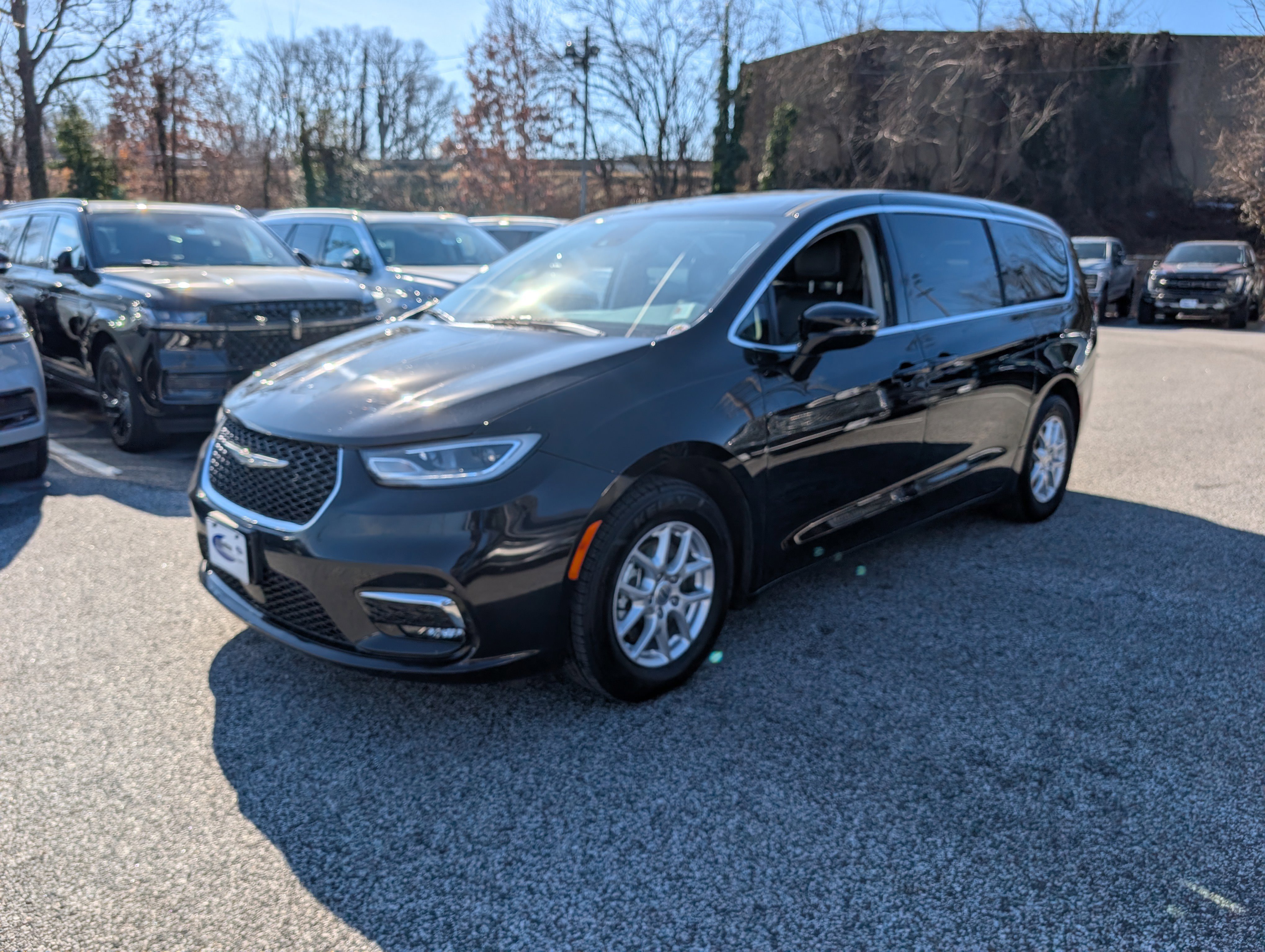 Used 2024 Chrysler Pacifica Touring-L image 8