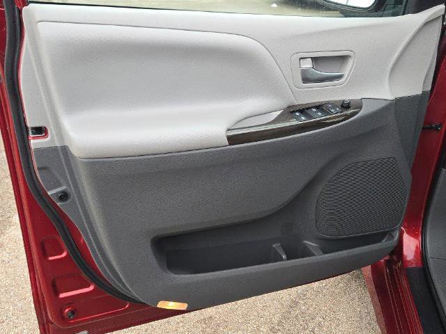 Used 2020 Toyota Sienna XLE image 20