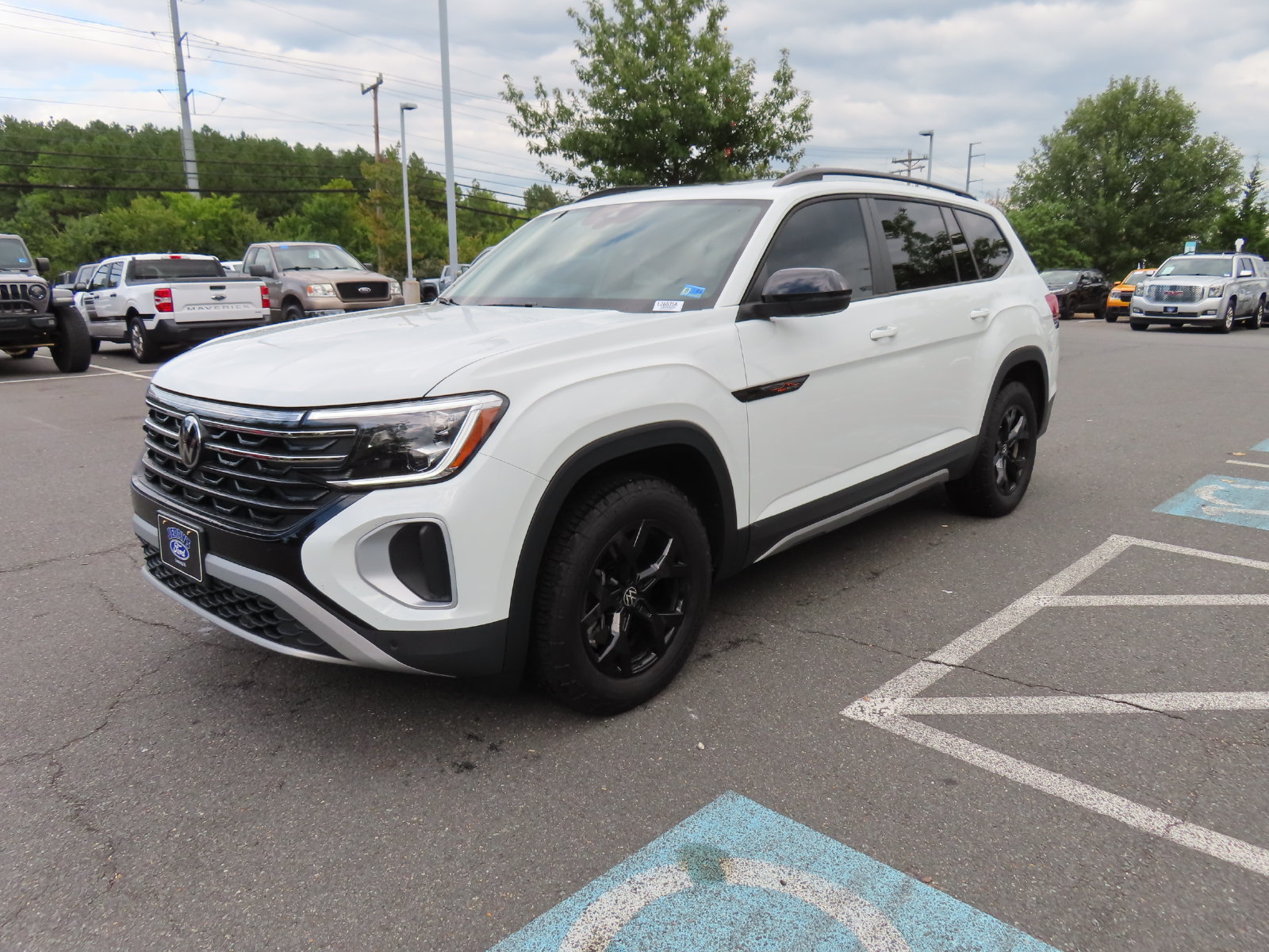 Used 2025 Volkswagen Atlas Peak Edition SE AWD/4WD image 3