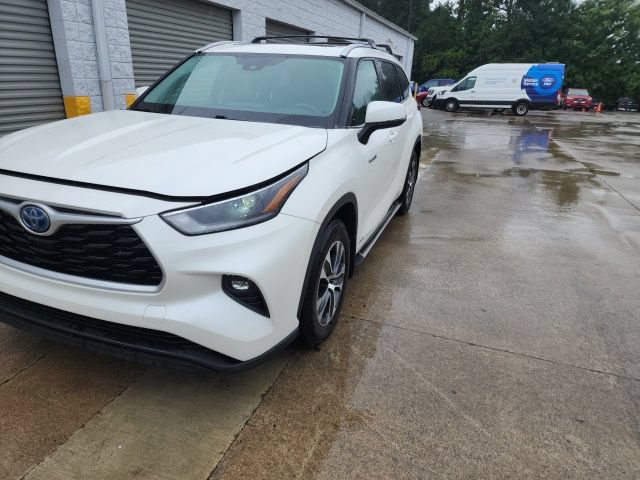 Used 2021 Toyota Highlander XLE AWD/4WD image 5