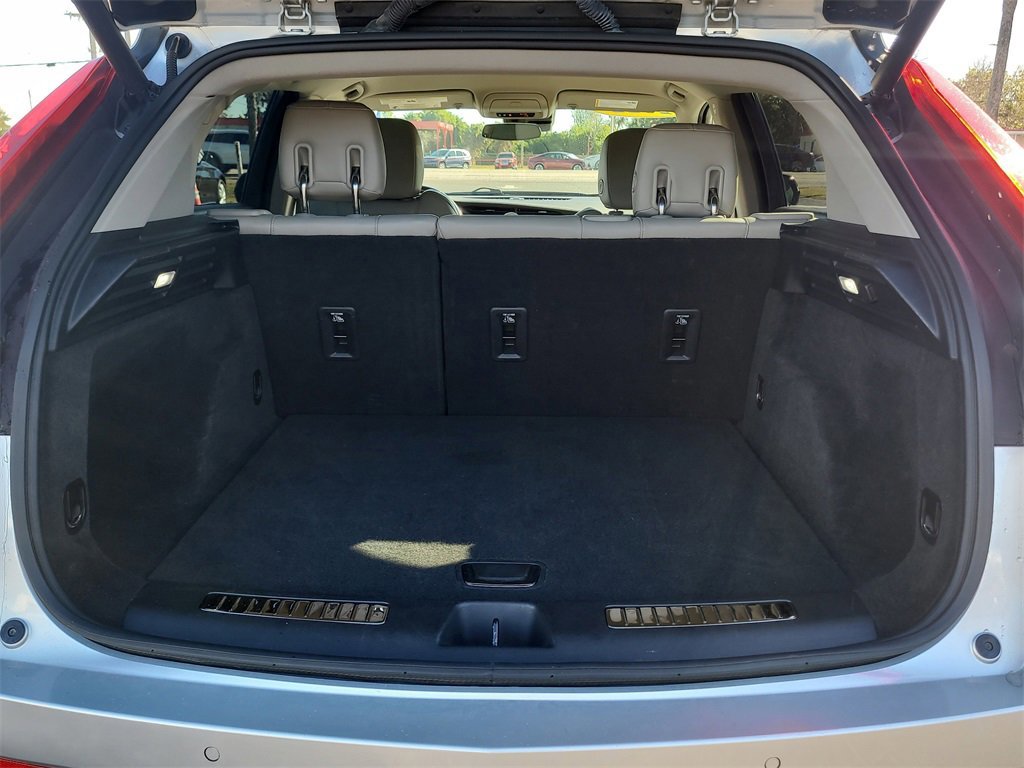 Used 2022 Cadillac XT4 Premium Luxury w/ Safety Alert Package image 8