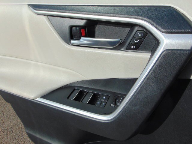 Used 2022 Toyota RAV4 XLE Premium AWD/4WD image 19