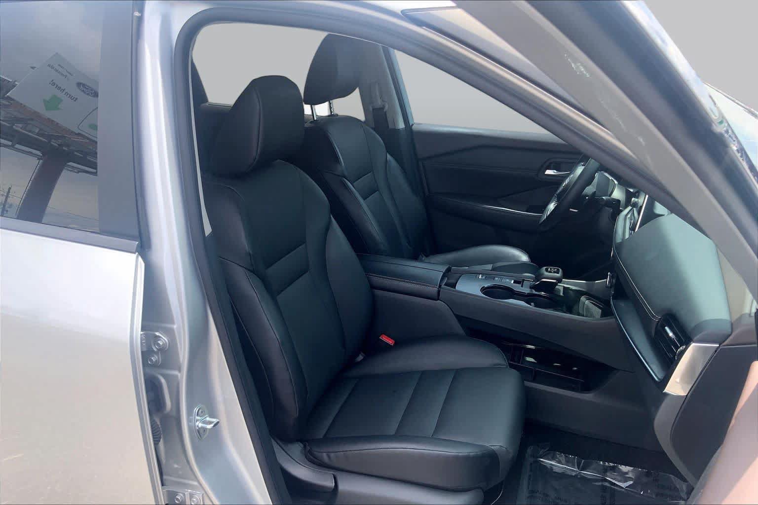 Used 2023 Nissan Rogue SV w/ SV Premium Package FWD image 9