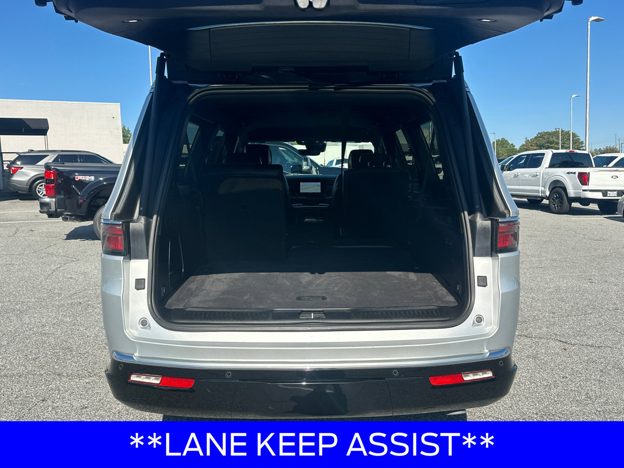 Used 2024 Jeep Wagoneer L Series II w/ Flexible Seating Group RWD image 20