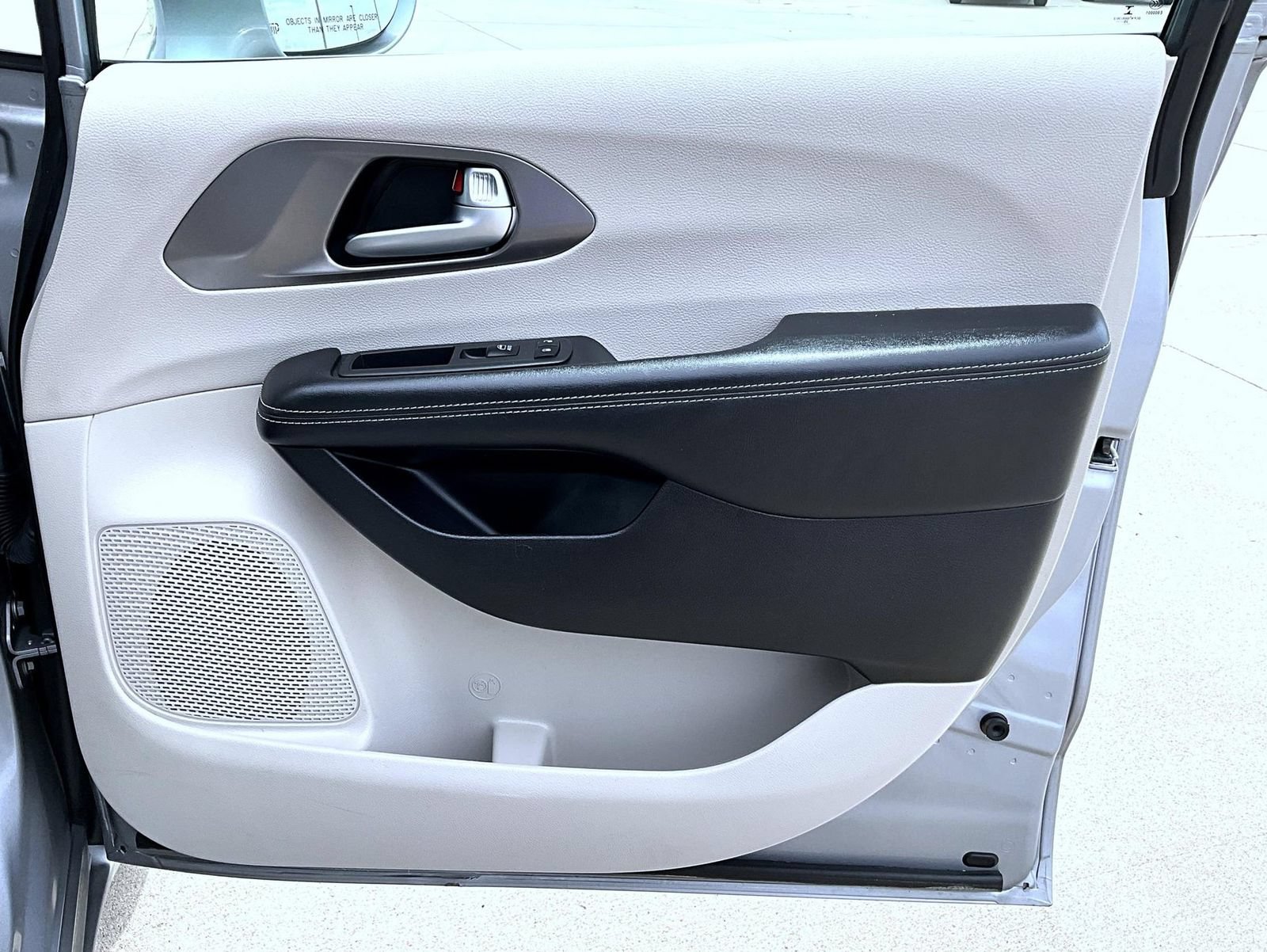 Used 2021 Chrysler Pacifica Touring-L FWD image 17