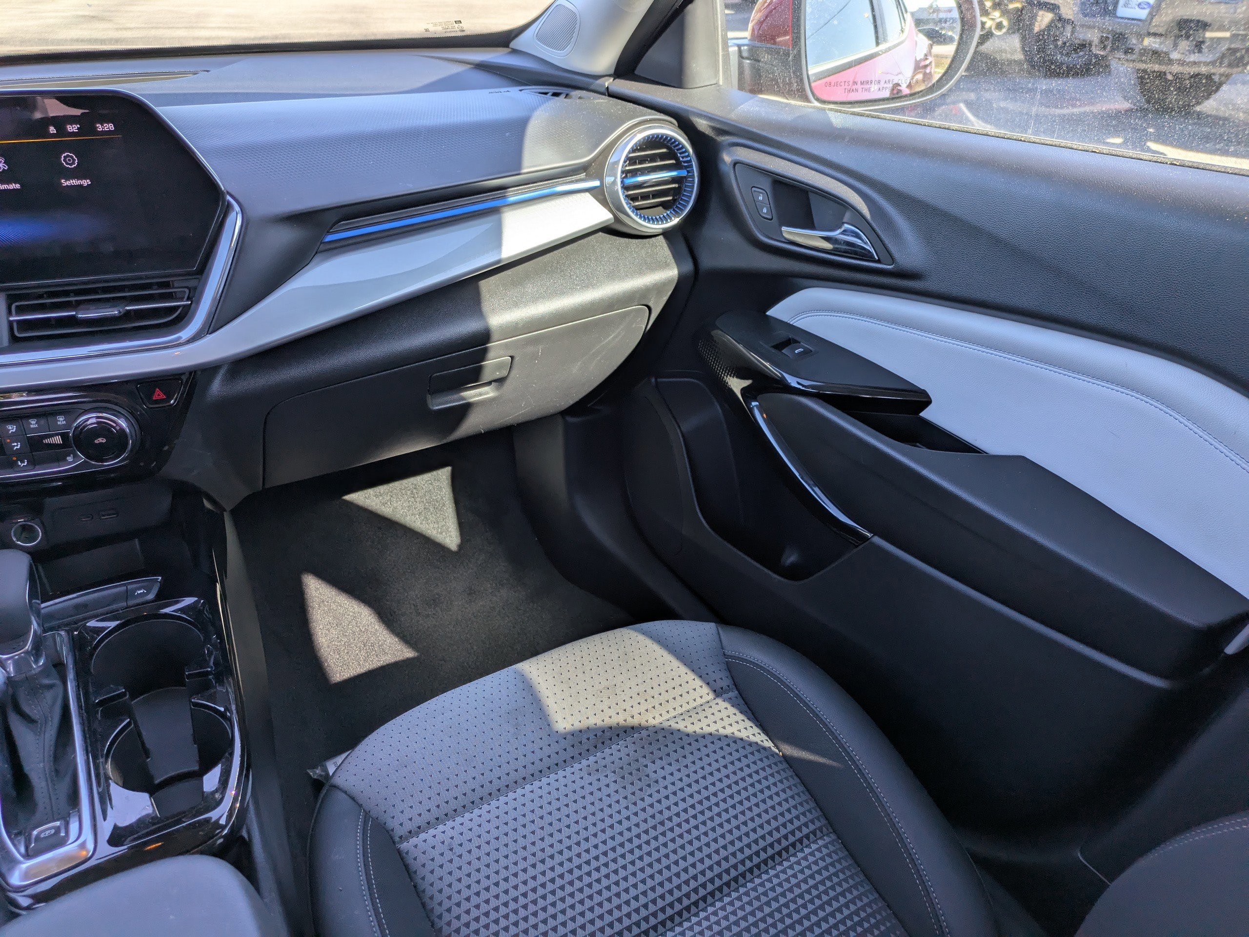 Used 2025 Chevrolet Trax LT w/ LT Convenience Package image 18