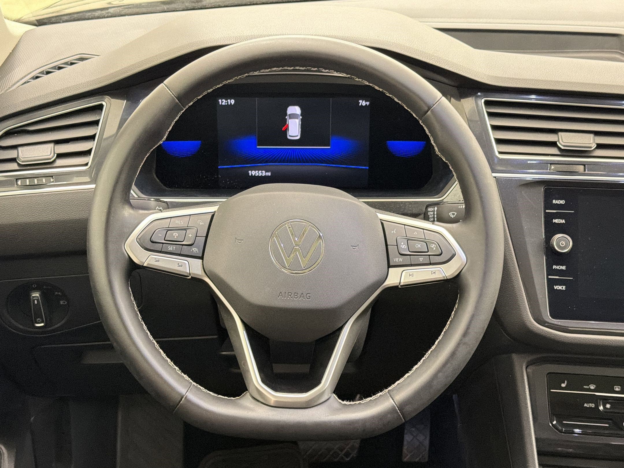 Used 2022 Volkswagen Tiguan SE w/ Panoramic Sunroof Package image 16