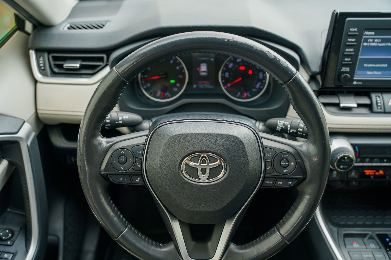 Used 2020 Toyota RAV4 XLE Premium AWD/4WD image 25