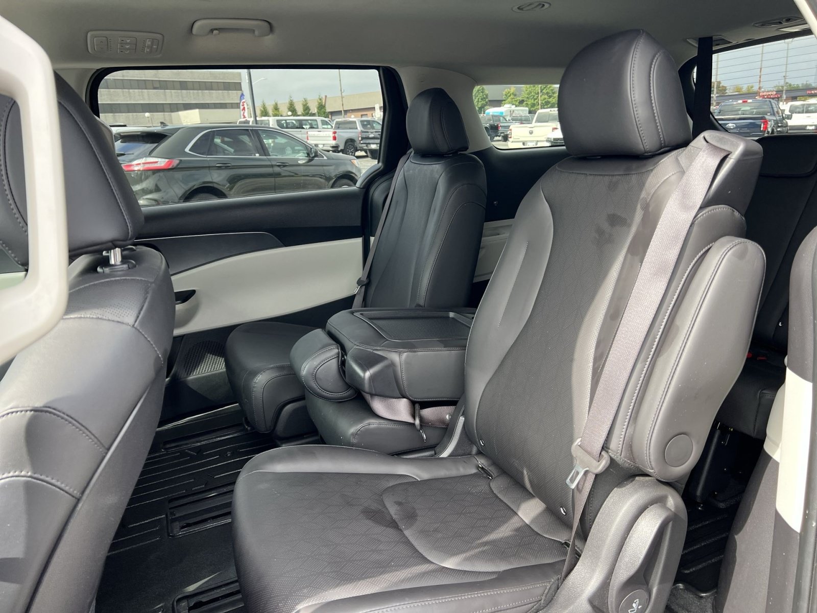 Used 2024 Kia Carnival LX FWD image 23