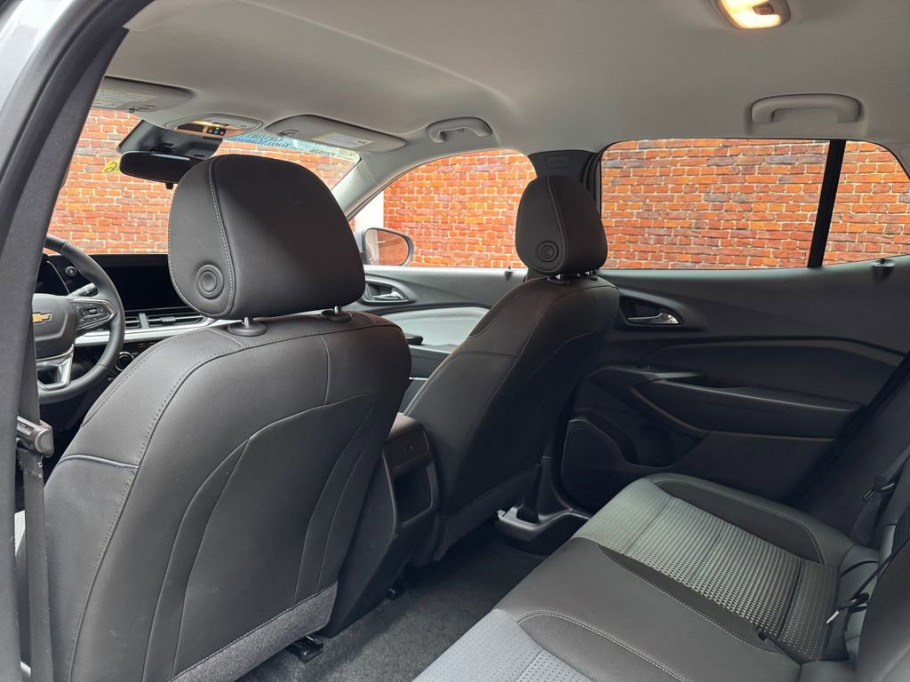 Used 2024 Chevrolet Trax LT w/ LT Convenience Package image 27