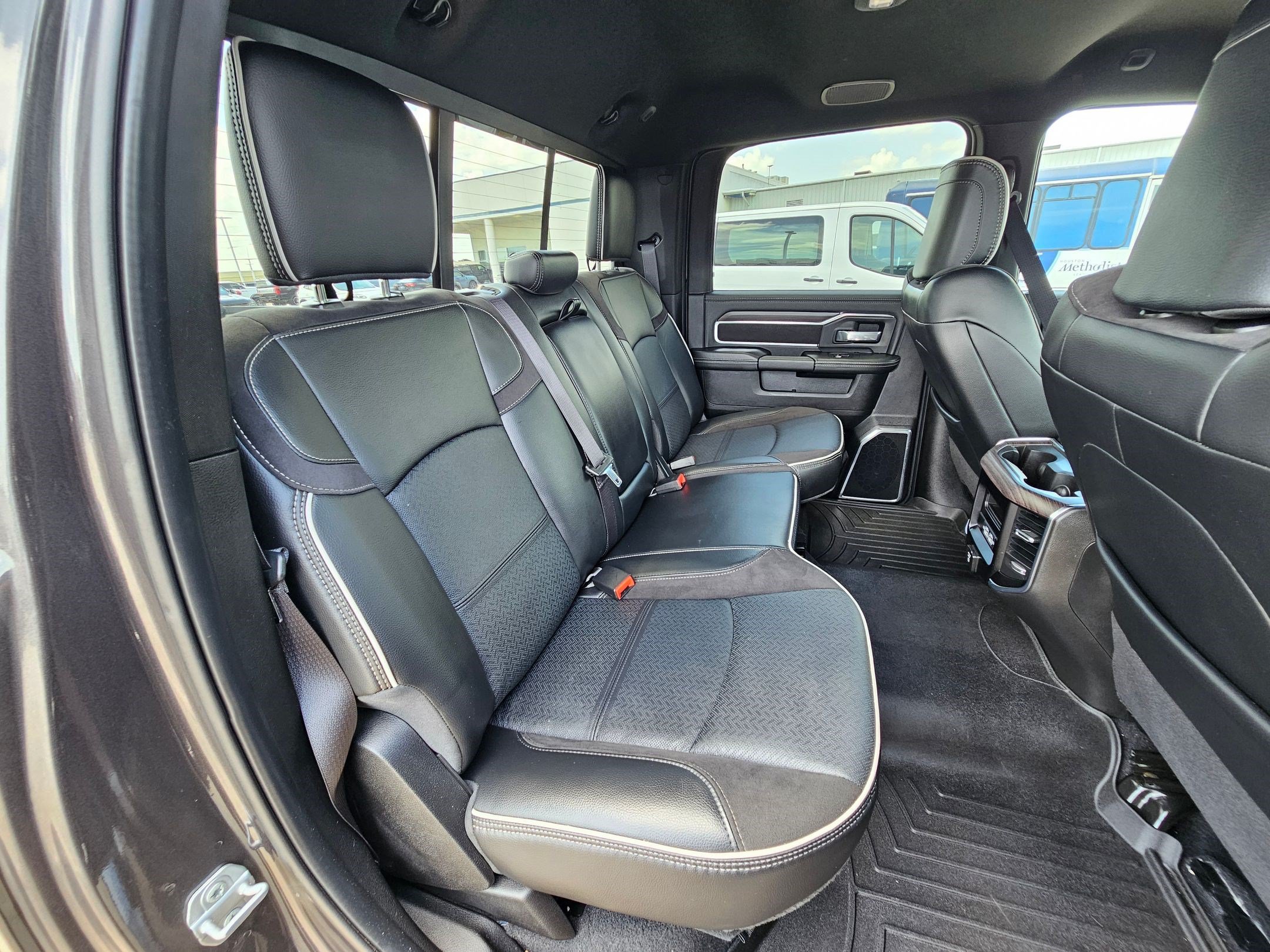 Used 2025 RAM 2500 Laramie AWD/4WD image 32
