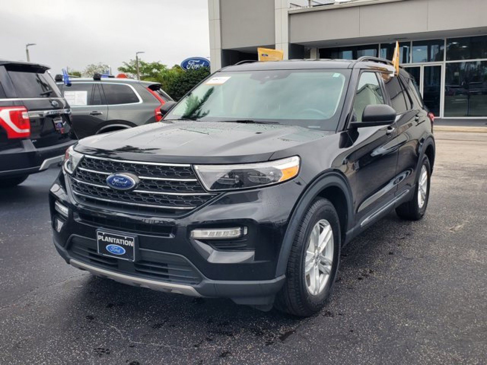 Certified 2022 Ford Explorer XLT w/ Equipment Group 202A image 3