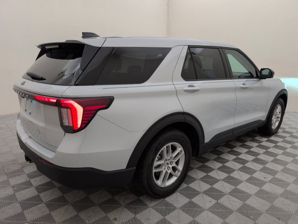Certified 2026 Ford Explorer Active RWD image 3