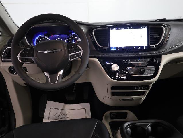 Used 2022 Chrysler Pacifica Touring-L w/ Uconnect Theater Family Group AWD/4WD image 13
