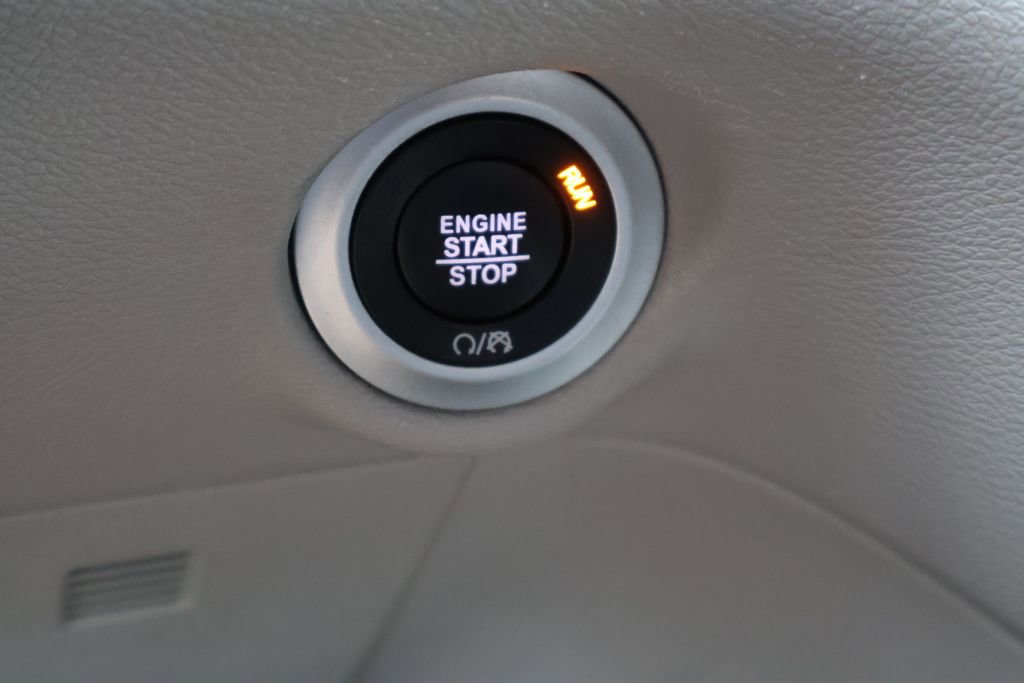 Used 2024 Chrysler Pacifica Touring-L FWD image 8
